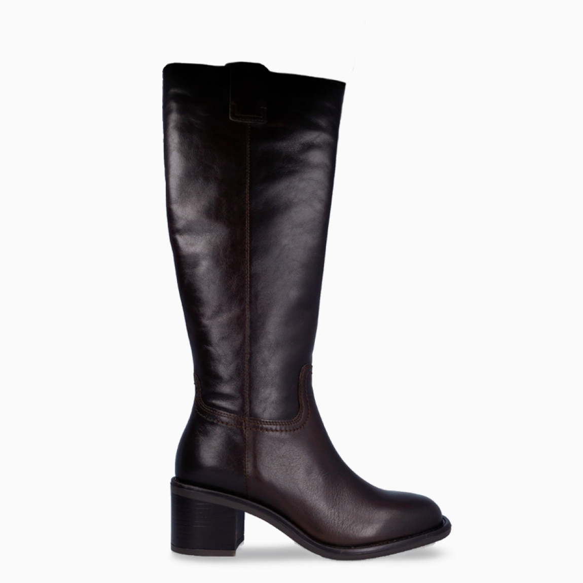 Botas de la marca Itse, modelo LIZA. Exterior elaboradas en piel color marrón. Interior en piel color marrón. Botas Itse con caña alta, con un tacón de 5cm. Estas botas Itse LIZA son una tendencia esta temporada, marcarán un estilo único en tus looks!