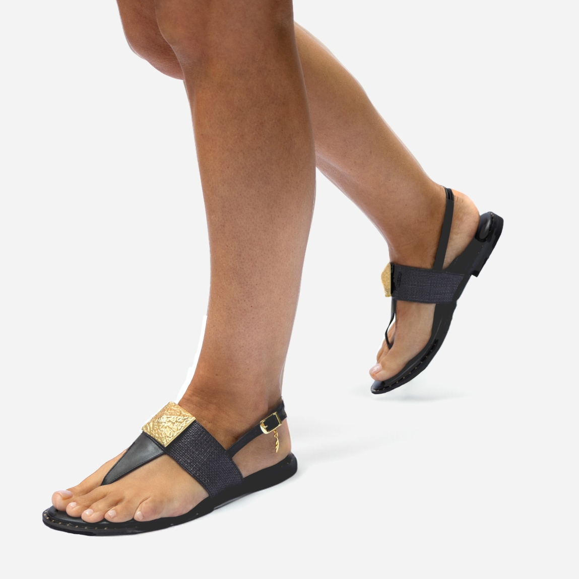Sandalias de la marca Caryatis, modelo LIZEN. Exterior e las snadalias en piel color negro con detalle en metálico dorado en forma de pirámide en la pala. Cierre de las sandalias con hebilla y suela plna. Estas sandalias Caryatis LIZEN son la tendencia de temporada, están pensadas en la comodidad y elegancia que necesitan tus looks del día a día.