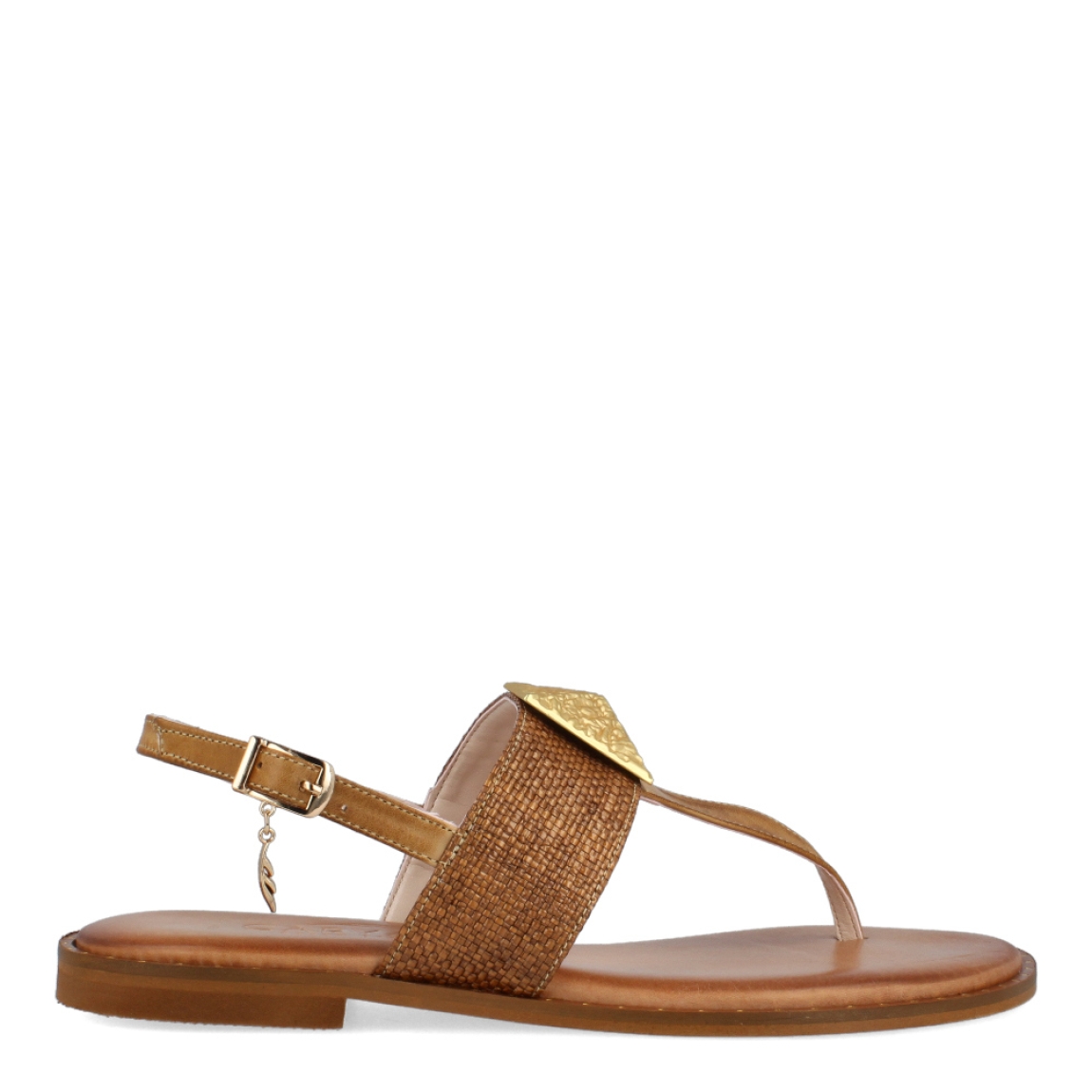 Sandalias de la marca Caryatis, modelo LIZEN. Exterior de las sandalias en piel color camel con adorno de pirámide dorada metálica en parte de la pala. Cierre de las sandalias con hebilla y suela plana. Estas sandalias Caryatis LIZEN son una tendencia de temporada, está pensada en la comodidad y elegancia que puedes añadirle a tus looks del día.