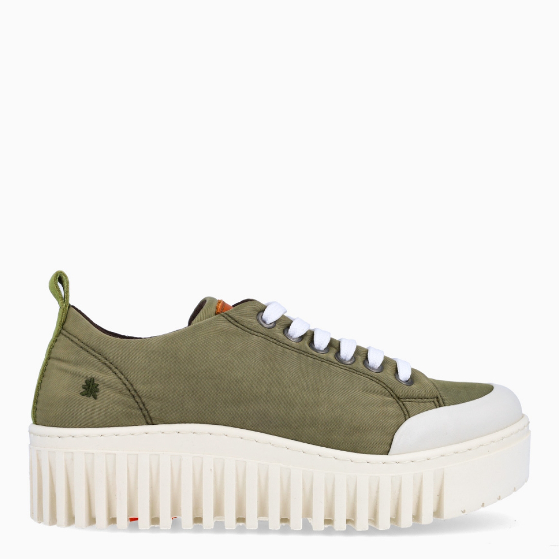 Deportivas de la marca Art, modelo BLASCO. Elaboradas en naylon de color verde militar. Deportivas Art con plantilla acolchada y extraíble para máxima comodidad. Cierre de las deportivas con cordones blancos. Deportivas Art con suela con plataforma dentada 3.5cm. Estas deportivas Art BLASCO son un complemento ideal para llevar en tu día a día esta temporada!