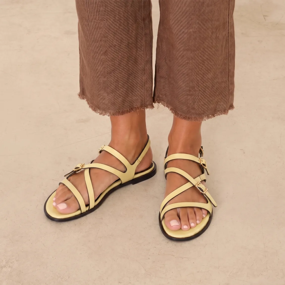 Sandalias de la marca Itse, modelo BELEN. Sandalias elaboradas en piel color amarillo. Interior de sandalias en piel color marrón Sandalias con tiras cruzadas en pala y cierre con tres hebillas, dos en pala y una en tobillo. Sandas Itse con suela de goma plana. Estas sandalias Itse BELEN son ideales para ti!