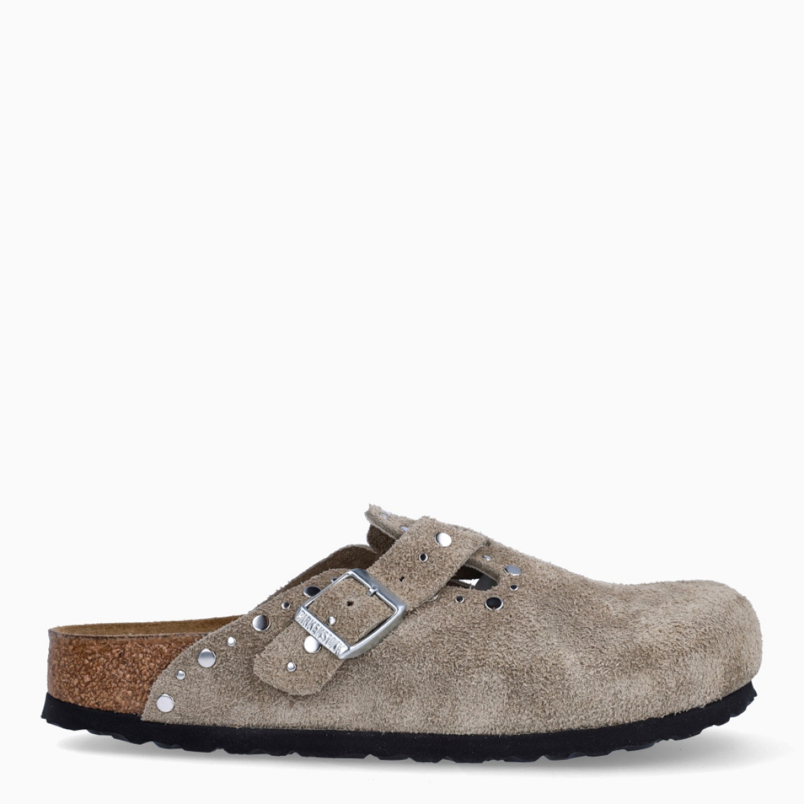Zuecos de la marca Birkenstock, modelo BOSTON SOFT. Zuecos elaborados de ante color taupe con detalle en tachuelas plateadas por la pala. Cierre de los zuecos con hebilla y suela plana de goma. Estos zuecos Birkenstock BOSTON SOFT son ideales para complementar tus looks de temporada. No puede faltar en tu armario.