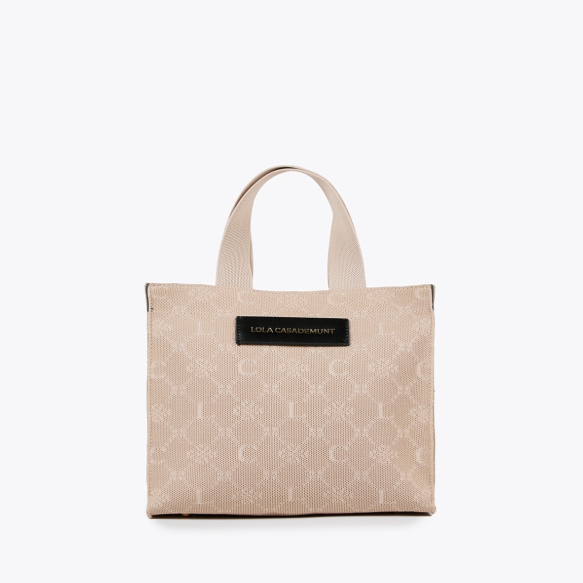 Bolso de la marca Lola Casademunt, modelo REBE. Exterior elaborado en textil color beig con estampado de logo. Interior en textil beig con amplios compartimentos. Bolso Lola Casademunt con cierre de cremallera y asas dobles, una fija de mano y otra, extraíble para mayor versatilidad de uso. Medidas: alto 24cm y ancho 28cm. Este bolso Lola Casademunt REBE es ideal para llevar a todos lados, un bolso clásico que debes tener en tu armario!