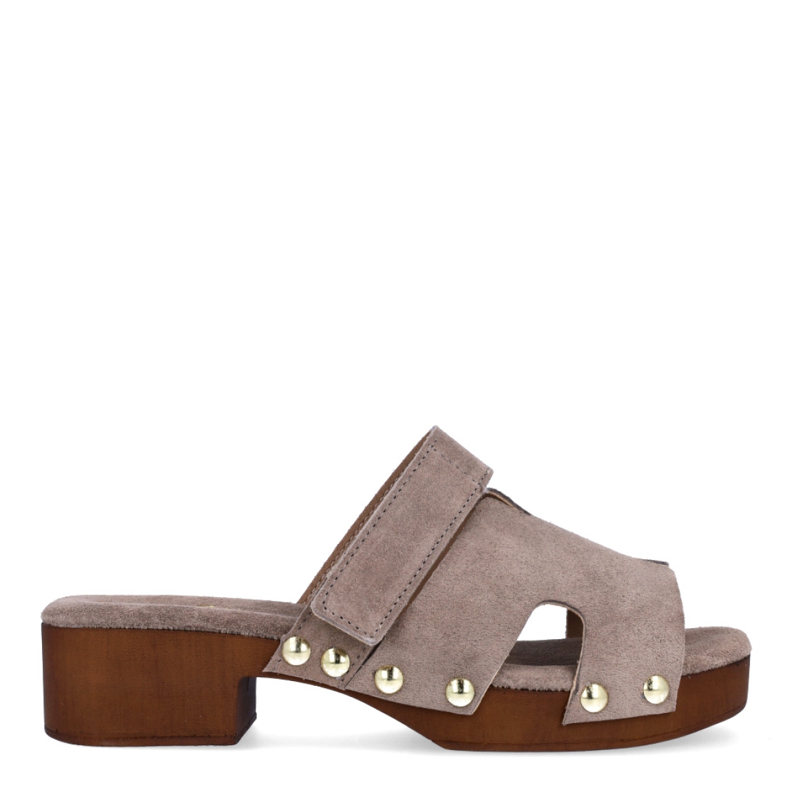 Sandalias de la marca Itse, modelo SALME. Exterior en ante color taupe con detalle de tachuelas en pala. Interior en ante color taupe. Cierre de sandalias con velcro en pala. Sandalias Itse con cuña de 4cm de altura. Estas sandalias Itse SALME son ideales para esta temporada! no te pueden faltar en el armario.