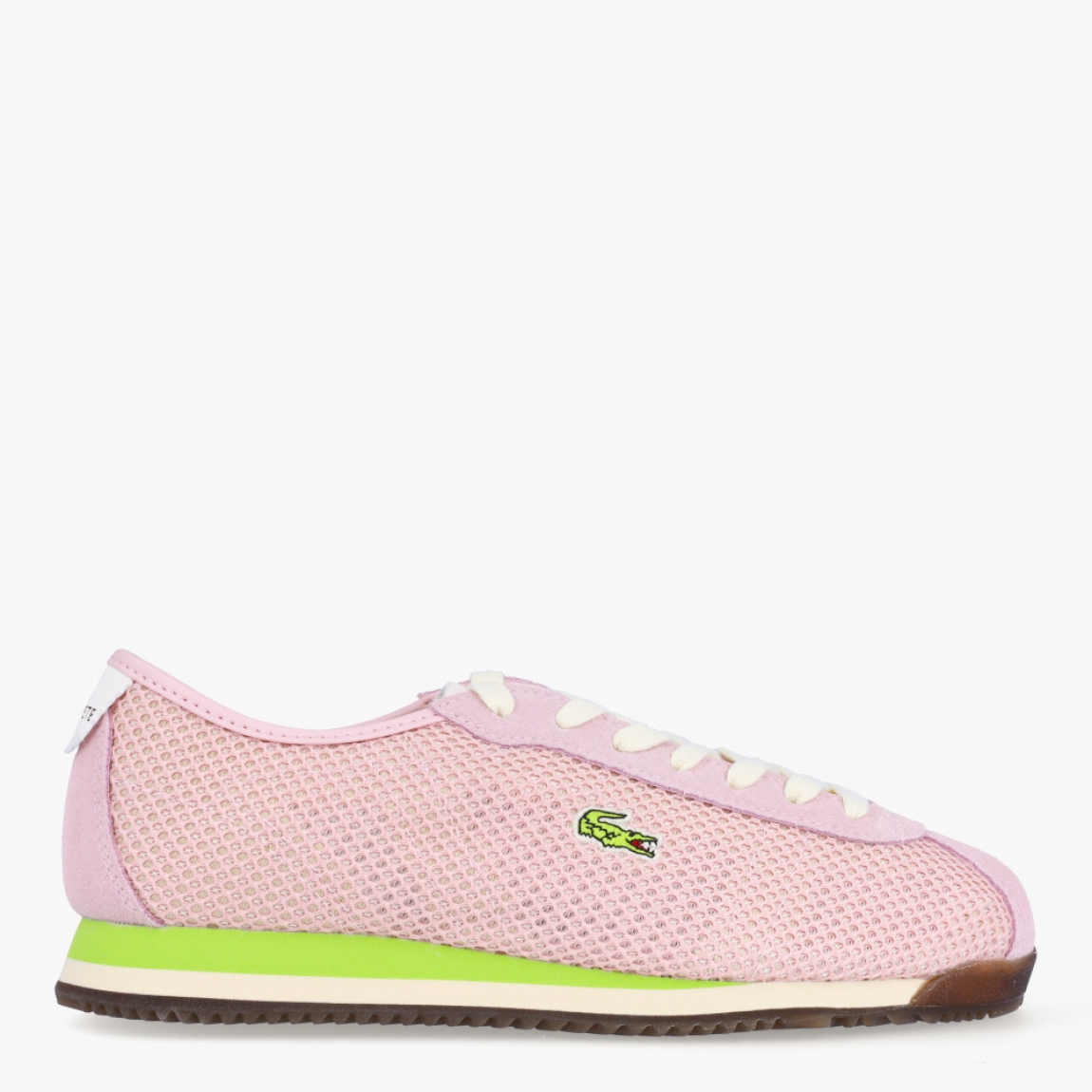 Deportivas transpirsables de la marca Lacoste, modelo CLUB-LOW. Deportivas elaboradas en textil efecto rejilla color rosado. Deportivas ligeras con efecto plegable, detalles de la marca serigafiados en exterior. Detalles de marca de cocodrilo en el lateral. Interior en piel. Cierre de deportivas Lacoste con cordones blancos. Suela de cacuho con detalle en verde y efecto dentado. Estas deportivas CLUB-LOW Lacoste son unas clásicas, ideales para tu día a día!