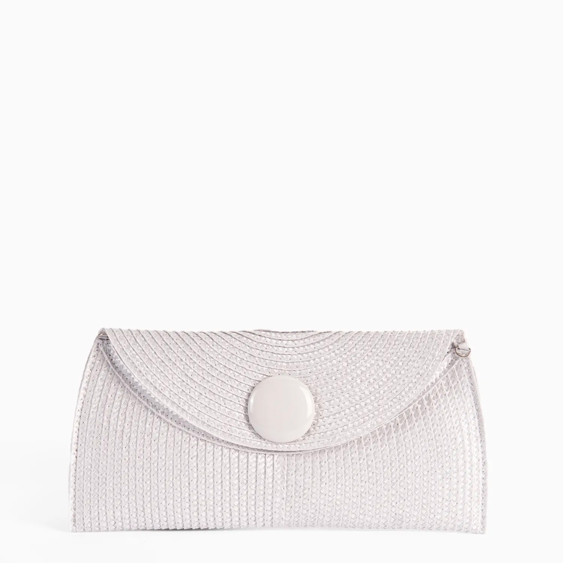 Bolso de la marca Pepe Moll, modelo CLEA. Bolso de mano elaborado en rafia color gris. Cierre del bolso con botón. Su diseño tipo clutch elegante y compacto lo hace perfecto para llevar lo esencial. Mientras que el asa bandolera extraíble tipo cadena le añade un toque de versatilidad. Medidas del bolso: alto 13cm y ancho 29cm. Este bolso de mano Pepe Moll CLEA es un esencial para tus eventos importantes, no te puede faltar en tus looks.