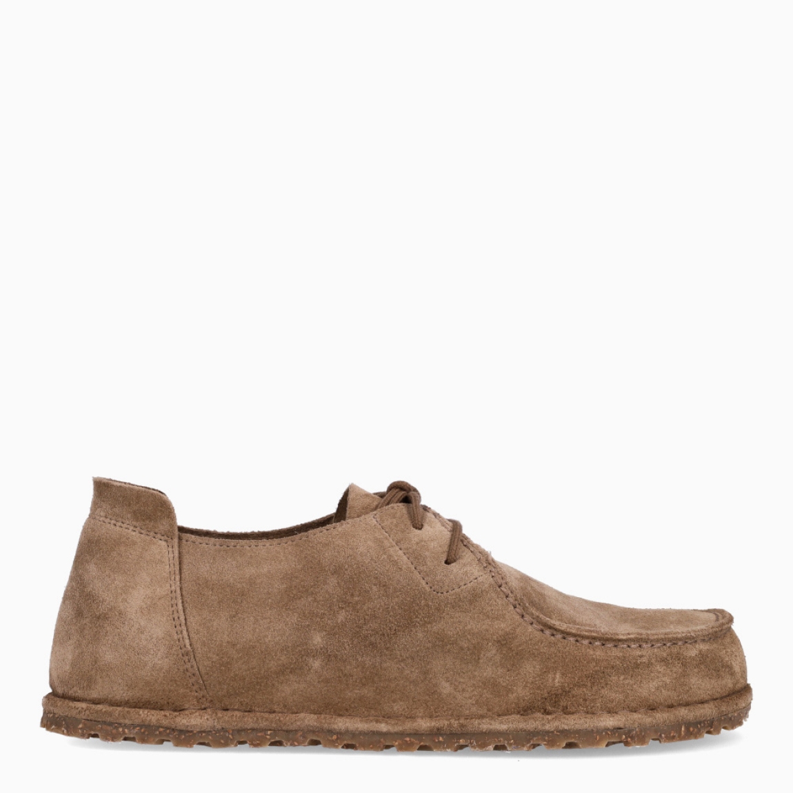 Zapatos de la marca Birkenstock, modelo UTTI. Elaborados de ante color taupe. Cierre con cordones y suela plana de goma. Estos zapatos Birkenstock UTTI son ideales para complementar tus looks de temporada. No puede faltar en tu armario.