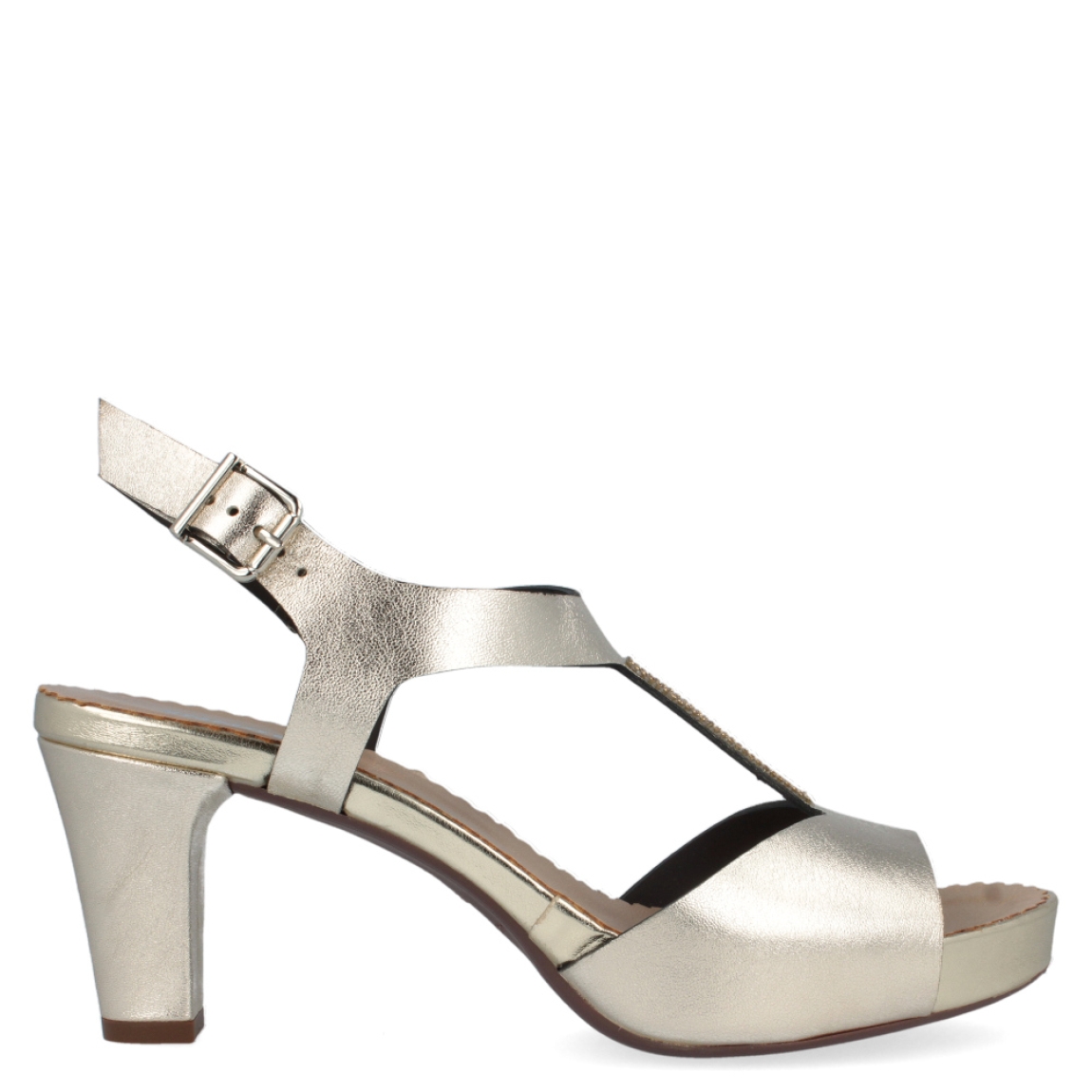 Sandalia dorada de la marca Munné, modelo Cora. Exterior de la sandalia de piel de color dorado, con detalles de brillantes en la pala. Interior de la sandalia de piel de color marrón. Cierre de la sandalia con hebilla en el tobillo. Sandalia con plantilla acolchada para garantizar la máxima comodidad. Sandalia con tacón de 7 cm, incluyendo 2 cm de plataforma. La sandalia dorada de Munné, modelo Cora es un zapato elegante y cómodo, ideal para tus eventos más especiales.