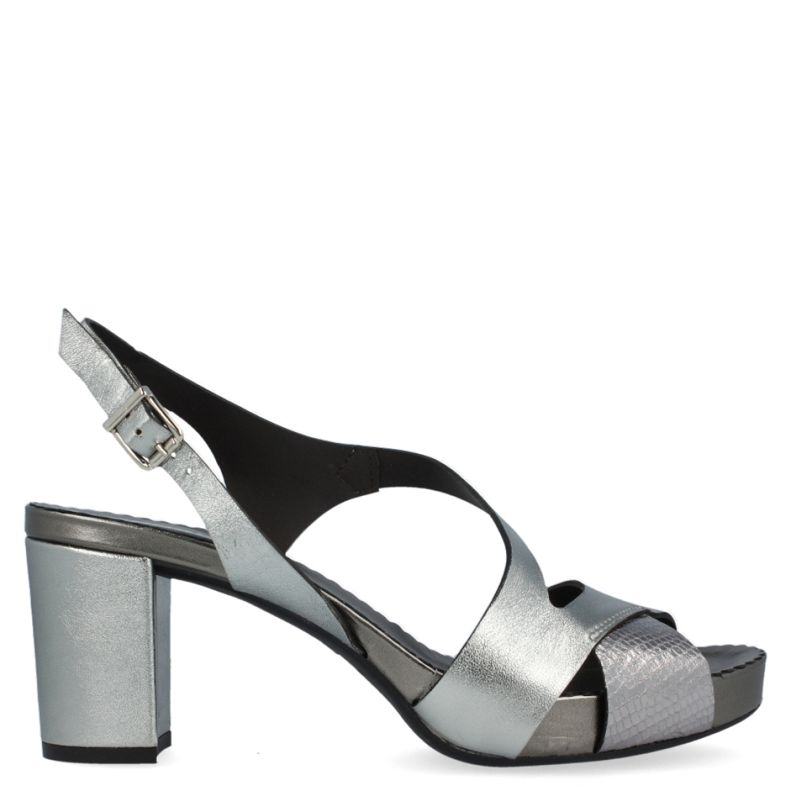 Sandalia plateada de la marca Munné, modelo Ariadne. Exterior de la sandalia de piel de color plateado. Interior de la sandalia de piel de color marrón. Cierre de la sandalia con hebilla en el tobillo. Sandalia con plantilla acolchada para garantizar la máxima comodidad. Sandalia con tacón de 7 cm, incluyendo 2 cm de plataforma. La sandalia plateada de Munné, modelo Ariadne es un zapato elegante y cómodo, ideal para tus eventos más especiales.