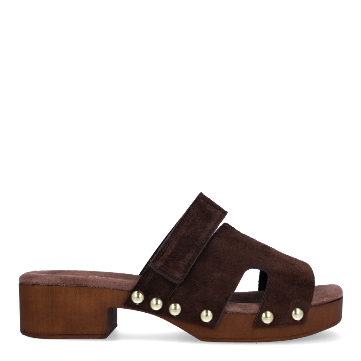 Sandalias de la marca Itse, modelo SALME. Exterior en ante color marrón con detalle de tachuelas en pala. Interior en ante color marrón. Cierre de sandalias con velcro en pala. Sandalias Itse con cuña de 4cm de altura. Estas sandalias Itse SALME son ideales para esta temporada! no te pueden faltar en el armario.