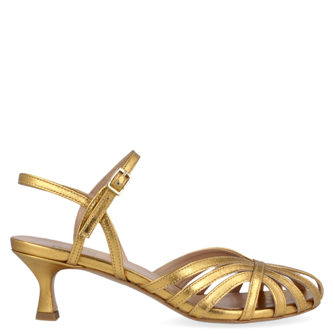 Sandalia dorada de la marca Itse, modelo Simone. Exterior de la sandalia de piel de color dorado. Interior de la sandalia de piel de color dorado y nude. Sandalia con plantilla acolchada para garantizar el máximo confort posible. Sandalia con tacón de 5 cm de altura. La sandalia de piel dorada de Itse, modelo Simone, es una sandalia versátil y cómoda, perfecta para tus eventos. ¡Queda bien con todo!
