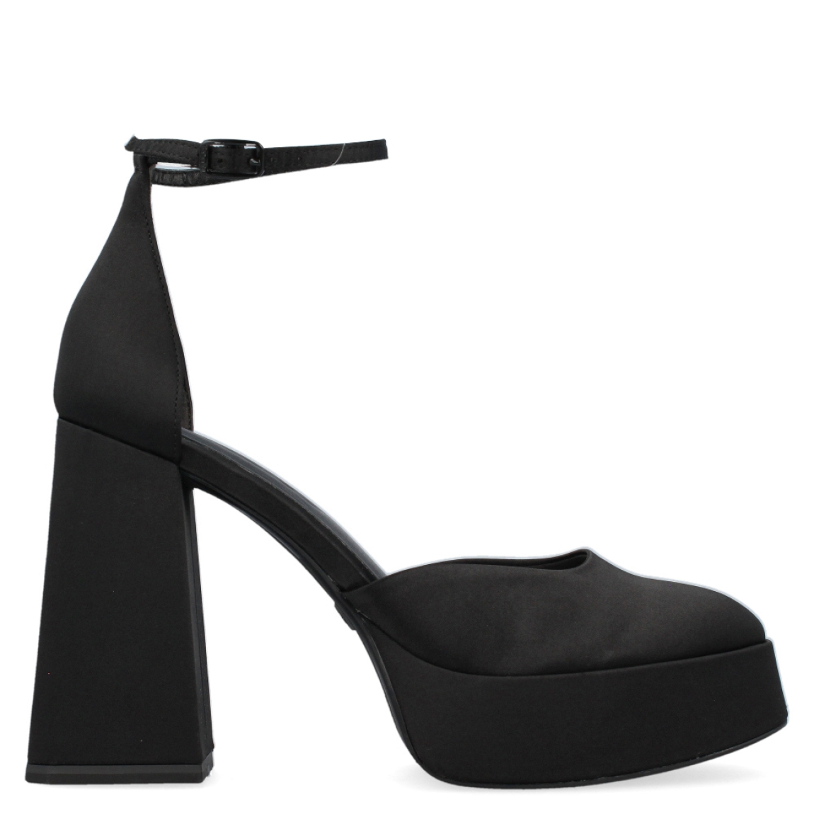 Sandalia de la marca Tamaris, modelo Muna. Exterior de la sandalia de tela de color negro. Interior de la sandalia de tela de color negro. Cierre de la sandalia con hebilla en el tobillo. Sandalia con plantilla acolchada para garantizar el máximo confort. Sandalia con tacón alto y ancho de 11 cm de altura, incluyendo unos 3 cm de plataforma. La sandalia de fiesta de Tamaris es una sandalia vegana, cómoda y un básico para todas las ocasiones.