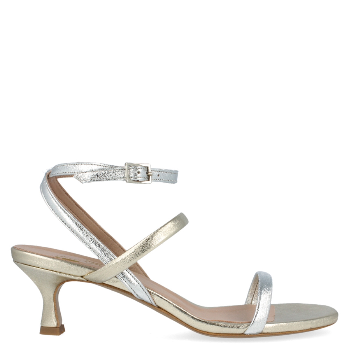 Sandalia de la marca Itse, modelo Salma. Exterior de la sandalia de piel de color dorado y plateado. Interior de la sandalia de piel de color dorado y nude. Sandalia con plantilla acolchada para garantizar el máximo confort posible. Sandalia con tacón bajo de 4 cm de altura. La sandalia de piel dorada y plateada de Itse, modelo Salma, es una sandalia elegante y cómoda, perfecta para tus eventos. ¡Queda bien con todo!