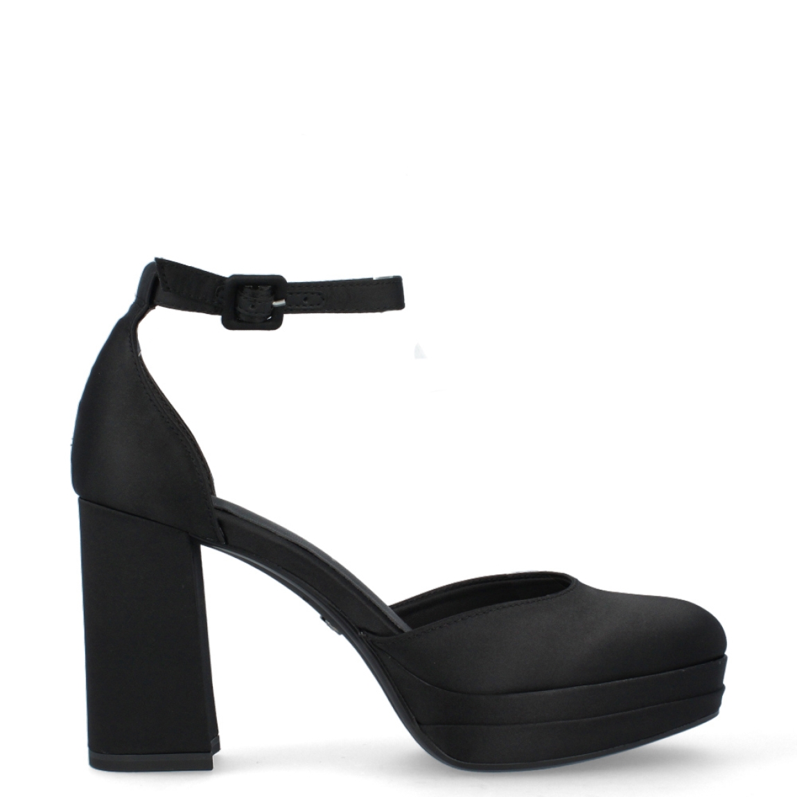 Sandalia de la marca Tamaris, modelo Antonella. Exterior de la sandalia en textil de color negro. Interior de la sandalia en textil de color negro. Cierre de la sandalia con hebilla en el tobillo. Sandalia con tacón de 9 cm de altura. Sandalia con plataforma de 2,5 cm de altura. Sandalia vegana de la marca Tamaris. La sandalia Tamaris Antonella es cómoda y un básico de fondo de armario.