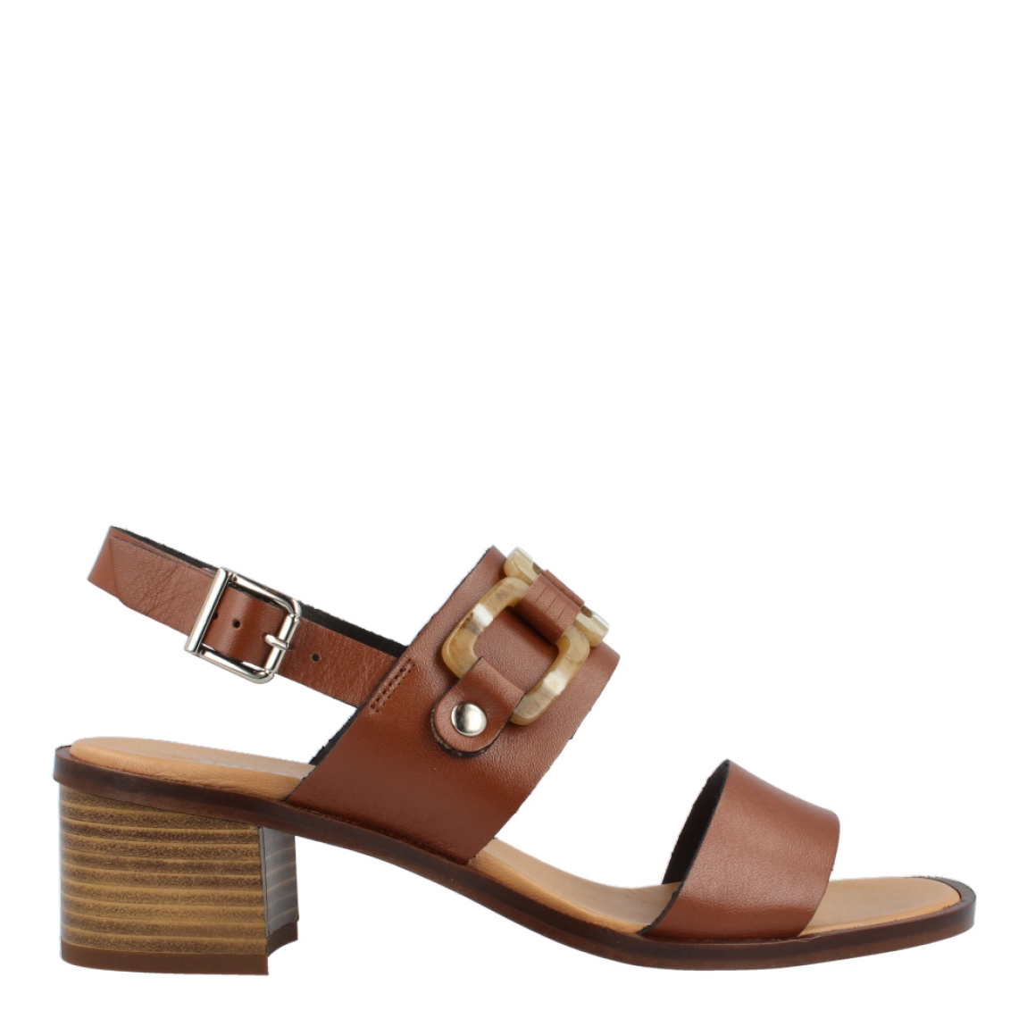 Sandalias de la marca Munné, modelo SALTUR. Exterior de las sandalias en piel color cuero con detalle de adorno de cadena. Interior de las sandalias en piel color camel. Cierre de las sandalias Munné con hebilla en el tobillo. Sandalias con tacón de 4cm de altura. Estas sandalias Munné Saltur, tienen el diseño y color ideal para crear diferentes looks durante esta temporada!