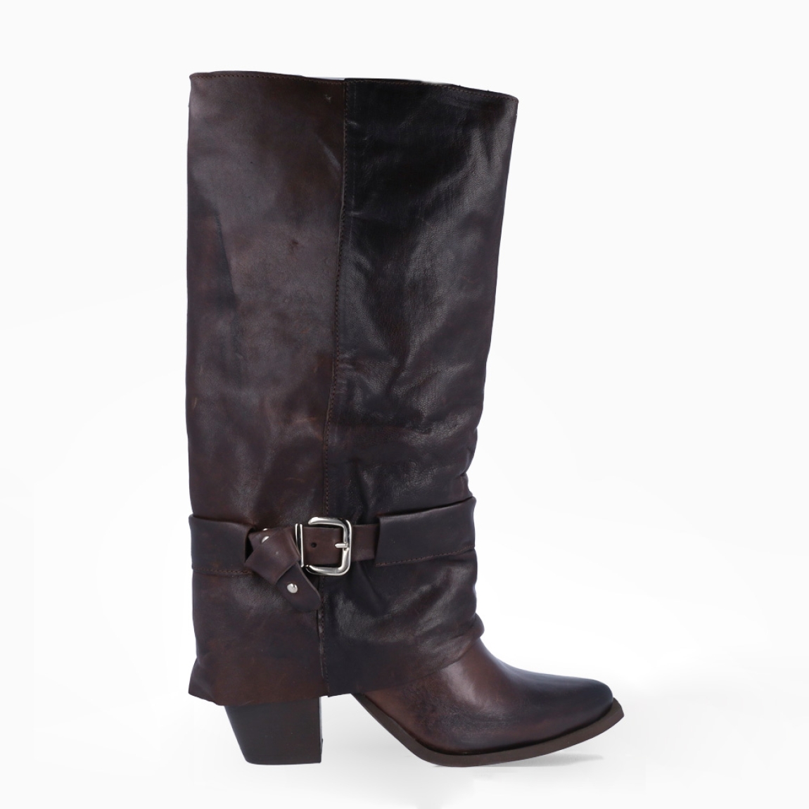 Botas de la marca Itse, modelo AISHA. Botas elaboradas en piel color marrón oscuro con adorno de hebilla en parte exterior. Botas sin cierre y con una punta en lápiz. Botas Itse con tacón de 5cm de altura, que da una comodidad en cada paso. Botas Itse AISHA con un estilo moderno y contemporáneo, perfecto para usarlo con diferentes looks.