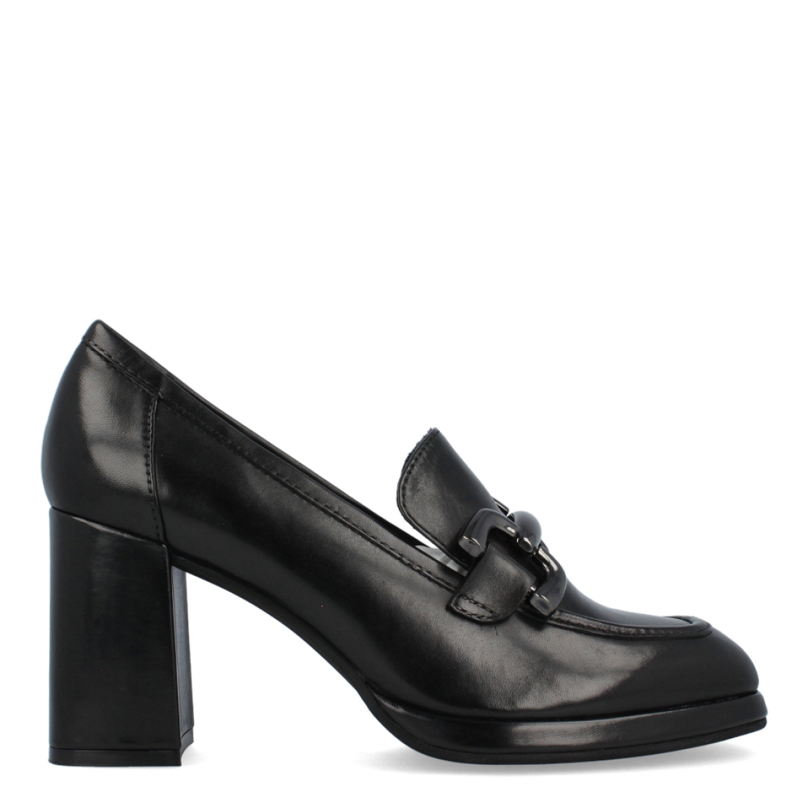 Mocasín de la marca Regarde Le Ciel, modelo Analisa. Exterior del mocasín de piel de color negro. Interior del mocasín de piel de color negro. Mocasín con detalle en la pala de color plateado. Mocasín con tacón alto y ancho de 7 cm de altura. Mocasín con plantilla acolchada para garantizar el máximo confort posible. El mocasín de Regarde Le Ciel, modelo Analisa, es un mocasín elegante, versátil y comodo. Un must-have para esta temporada donde los mocasines son tendencia.