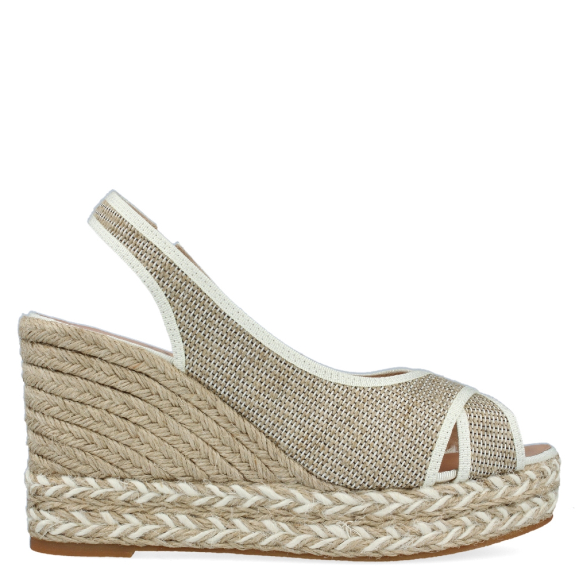 Sandalia dorada de la marca Gaimo, modelo Ron. Exterior de la sandalia de rafia trenzada de color beig y blanco. Interior de la sandalia de piel de color nude. Sandalia con cuña alta de esparto de 10 cm de altura, incluyendo una plataforma alta de 2 cm. Sandalia con plantilla acolchada, para garantizar el máximo confort. La sandalia con cuña de Gaimo, modelo Ron, es una sandalia coqueta y cómoda, ideal para las ocasiones más especiales del verano.