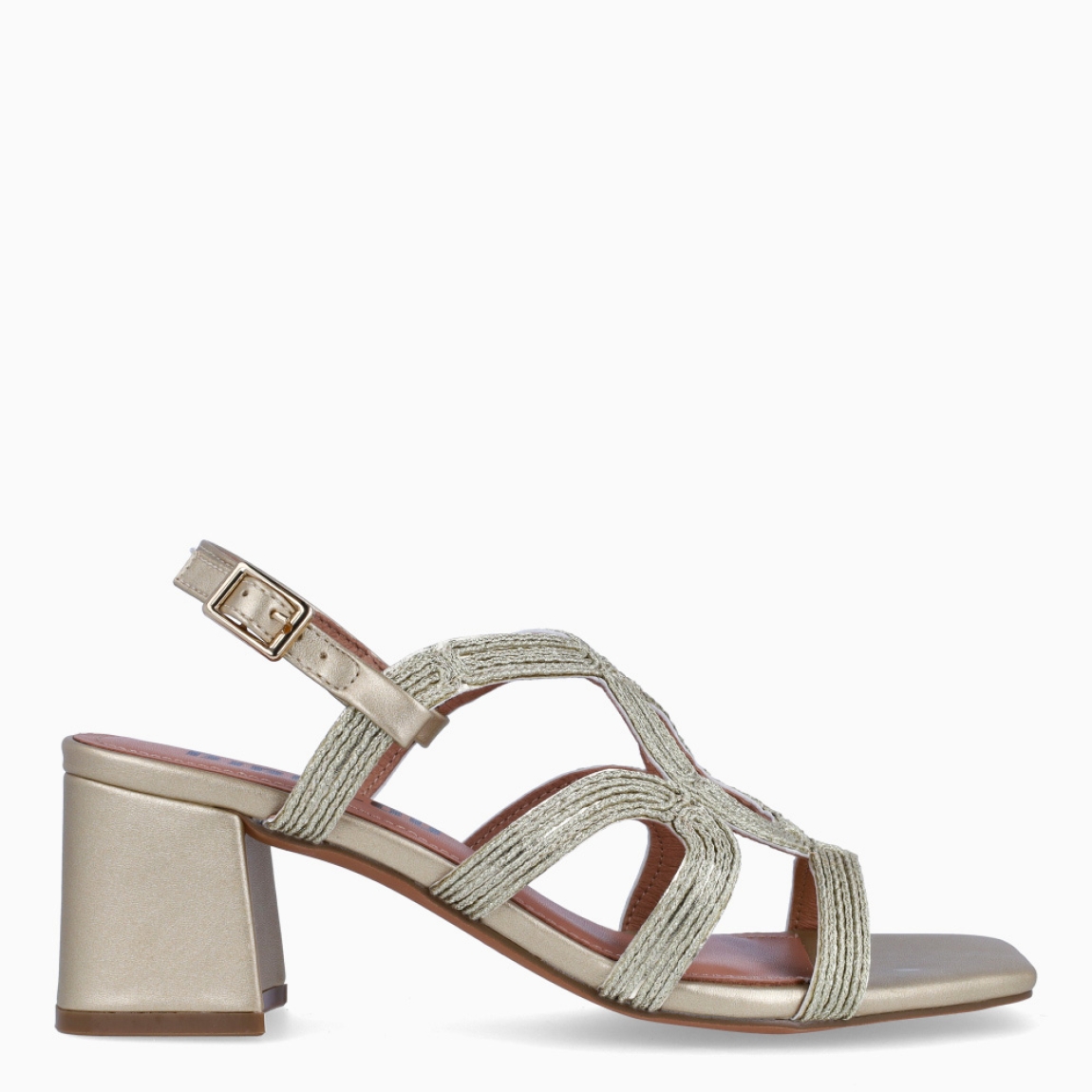Sandalias de la marca BIBI LOU, modelo MELI. Elaboradas en piel trenzada, color oro con diseño artesanal en una versión más elegante y elevada. Interior en piel color nude y cierre con hebilla en tobillo. La punta cuadrada refuerza su estética contemporánea, mientras que el tacón en bloque de 5 cm estiliza la silueta manteniendo estabilidad y comodidad. Sandalias BIBI LOU, MELI, es un diseño versátil ideal para looks de verano, estilismos de día o conjuntos más arreglados con un toque actual. No pueden faltar en tu armario!