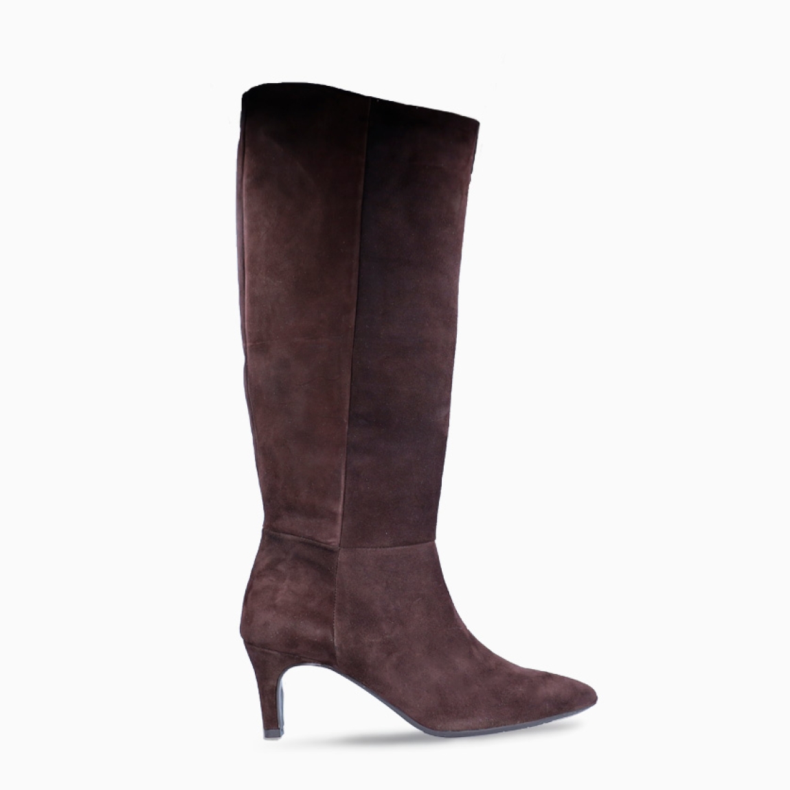 Botas de la marca Itse, modelo LUZMI. Exterior elaborado en ante color marrón con punta lápiza. Cierre con cremallera y tacón fino de 5cm. Estas botas Itse LUZMI son un complemento ideal para estlizar tus looks de temporada!