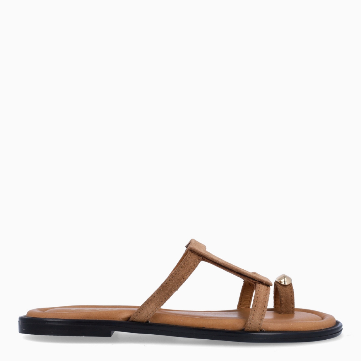 Sandalias de la marca Itse, modelo IRIS. Elaboradas en ante color camel con anillo al dedo y forma de cuadrado en pala. Interior en piel color camel. Suela plana de goma. Sandalias Itse IRIS, es un complemento ideal para agregarle estilo y comodidad a tus looks!