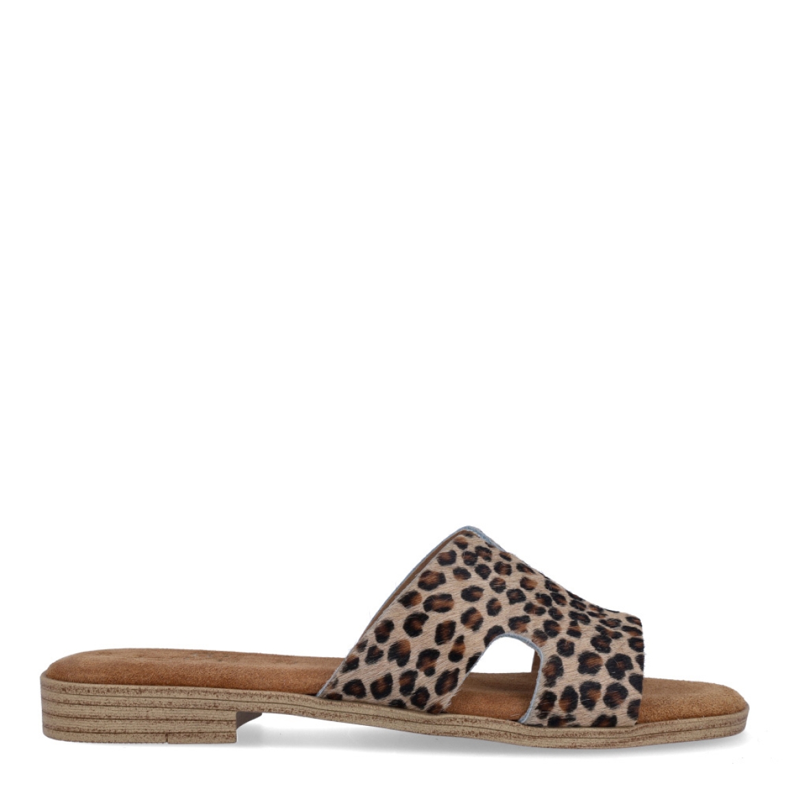 Chanclas de la marca Itse, modelo SARA. Exterior de las chanclas en piel con estampado animal print de leopardo. Interior de las chanclas en ante color camel. Estas chanclas Itse SARA son un complemento clásico e ideal para tus looks de temporada. No te puede faltar en el armario.