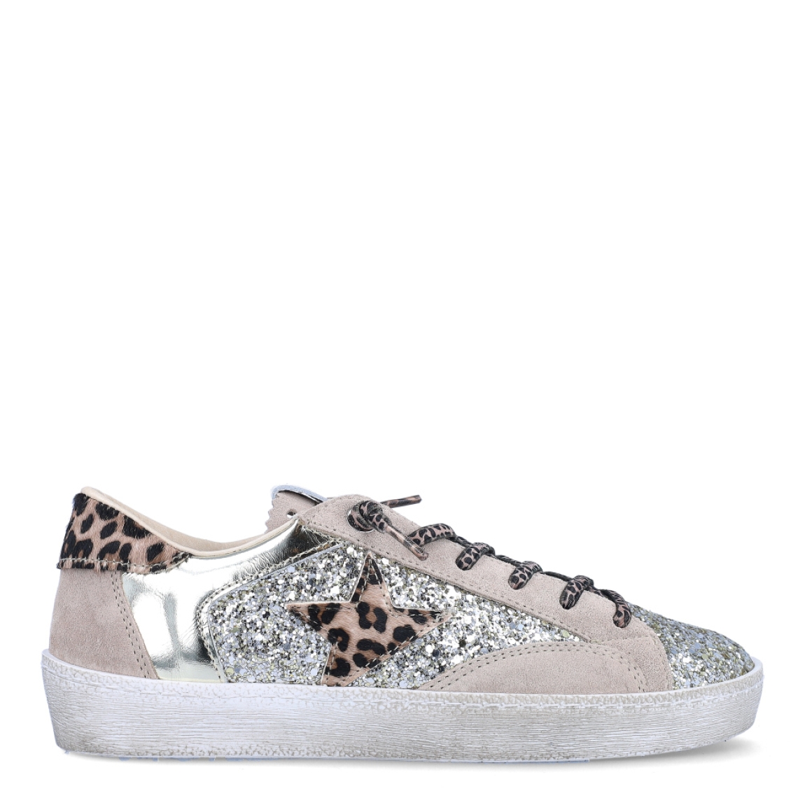 Deportivas de la marca Cetti, modelo 134. Exterior de las deportivas en ante color platino con animal print y glitter. Interior de las deportivas en piel color blanco. Cierre de las deportivas con cordones elásticos y con suela plana. Estas deportivas Cetti 134 son unas clásicas, con estilo y comodidad que no pueden faltar en tu armario.