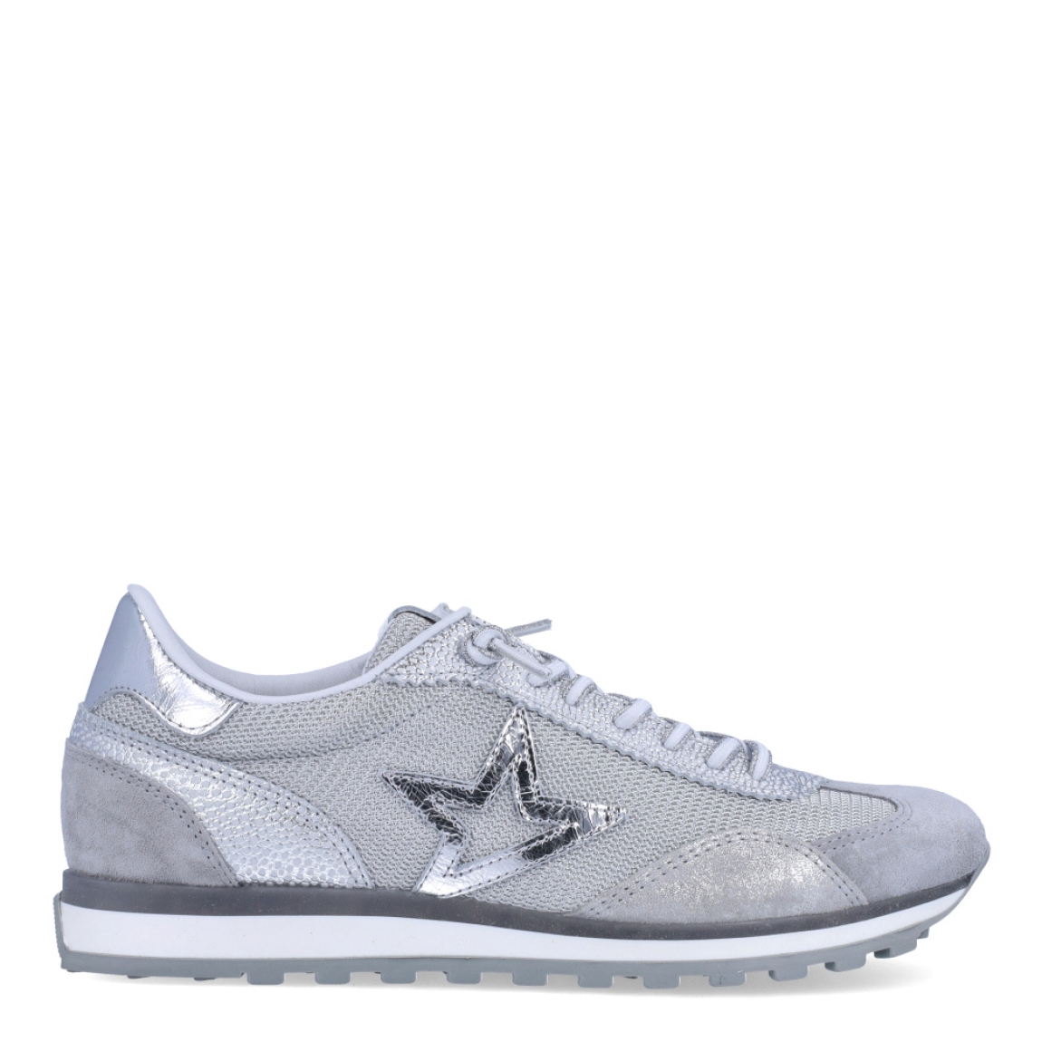 Deprotiva clásica de la marca Cetti, modelo 1259. Exterior de la deportiva en tela color plata. Interior de la deportiva en piel de color blanco. Cierre de la deportiva con cordones elásticos. Plantilla de piel acolchada para garantizar el máximo confort. Suela de goma de 2cm de plataforma. La deportiva Cetti 1259 es una deportiva muy cómoda y perfecta para el día a día!