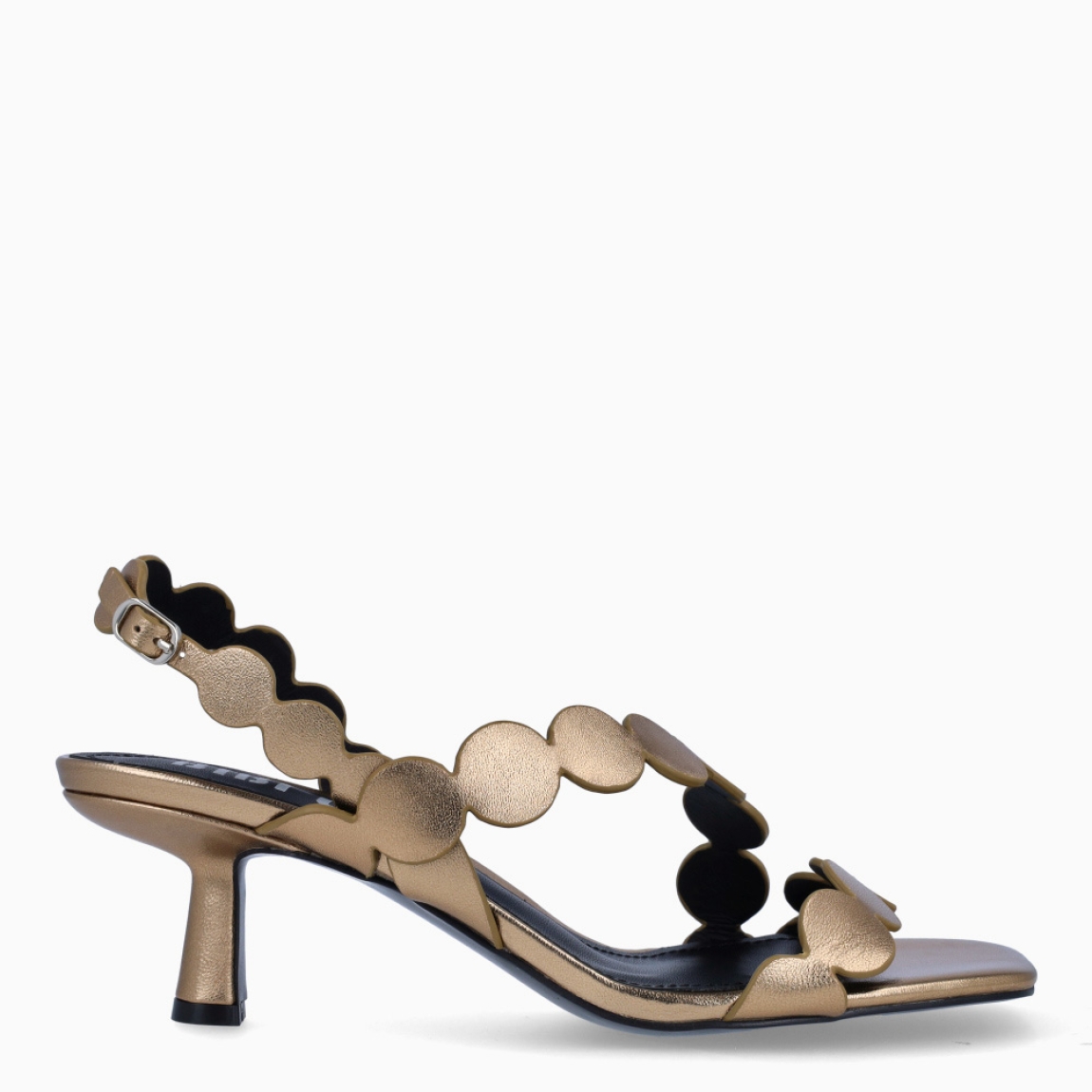 Sandalias de la marca BIBI LOU, modelo ONAMI. Sandalias elabordas en en piel color bronce, presentan una punta cuadrada que aporta carácter y modernidad al diseño. Además de detalles en circulos por toda la pala y talón, que realzan la estética del modelo. Sandalias BIBI LOU con cierre de habilla en talón. El tacón de aguja de 5,5 cm estiliza la silueta con una altura cómoda y equilibrada. Sandalias BIBI LOU ONAMI, se ha convertido en una opción perfecta para looks elegantes de día o de noche.
