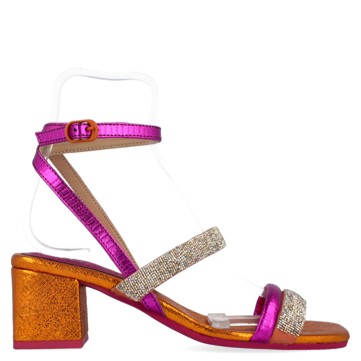 Sandalia plateada y dorada de la marca Itse, modelo Jocelyn. Exterior de la sandalia de piel metalizada de color naranja y fucsia. Detalle de tiras con pedrería de color plateado. Sandalia con tacón ancho de 6 cm de altura. Sandalia de fiesta con punta cuadrada. Sandalia con plantilla acolchada para garantizar el máximo confort. La sandalia de Itse modelo Jocelyn es una sandalia muy divertida y diferente. ¡Es ideal para dar un toque de color y personalidad a tus looks!