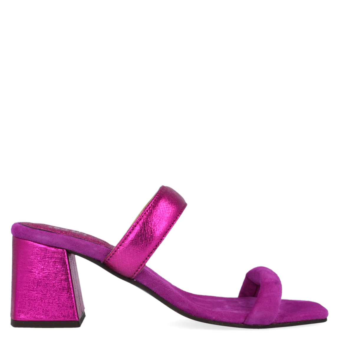 Sandalia fucsia de la marca Itse, modelo Judit. Exterior de la sandalia de ante de color fucsia. Detalle de tira metalizada de color fucsia. Sandalia con tacón ancho de 7 cm de altura. Sandalia de fiesta con punta cuadrada. Sandalia con plantilla acolchada para garantizar el máximo confort. La sandalia de Itse modelo Judit es una sandalia diferente, ideal para dar un toque de color a tus looks de fiesta.