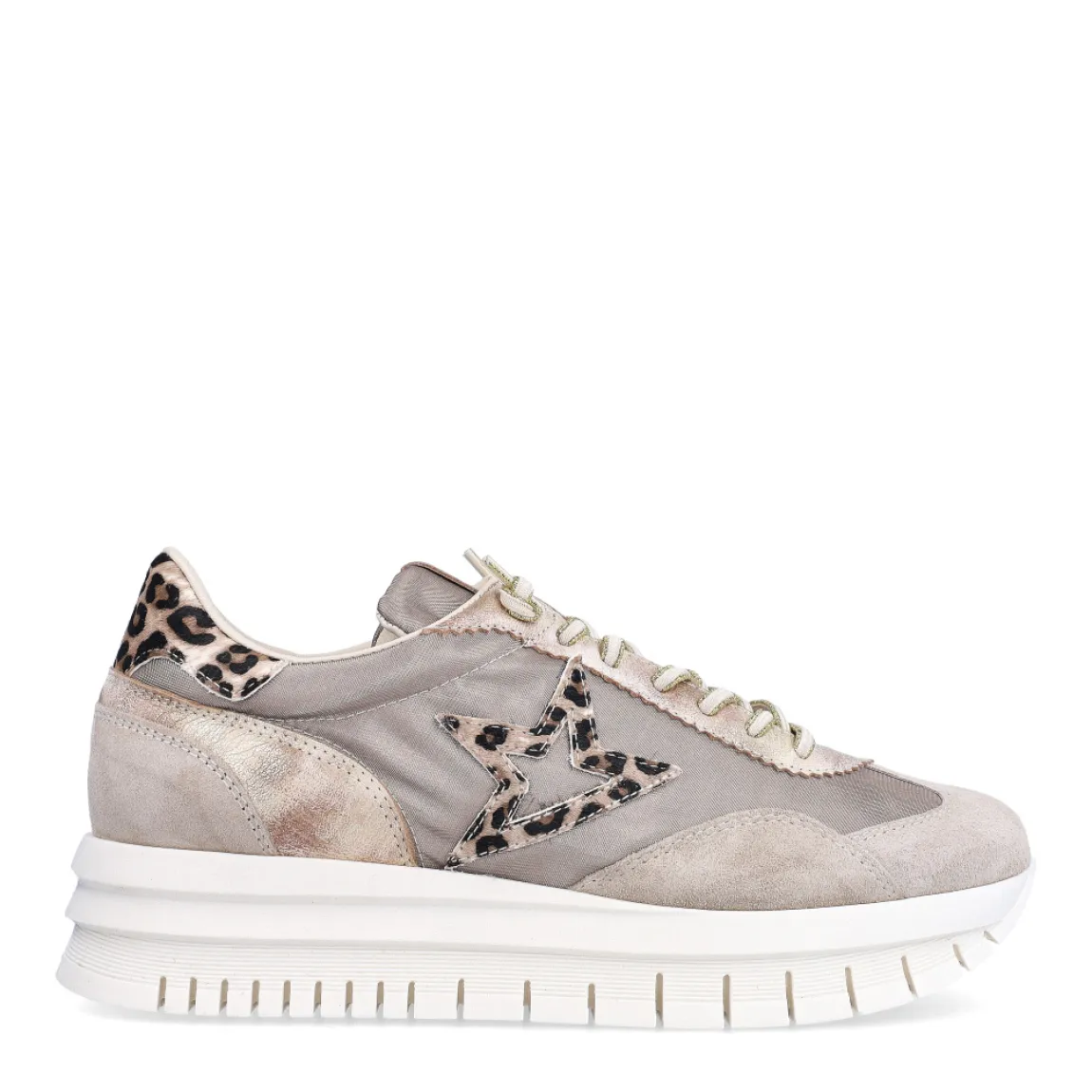 Deportivas de la marca Cetti, modelo PAR12. Exterior en ante con estampado animal print leopardo con detalle en taupe y platino. Interior en piel color blanco. Cierre con cordones elásticos. Deportivas con suela de goma y cuña de 4cm de altura. Estas deportivas Cetti PARD12 son unas clásicas, ideales en comodidad y estilo!