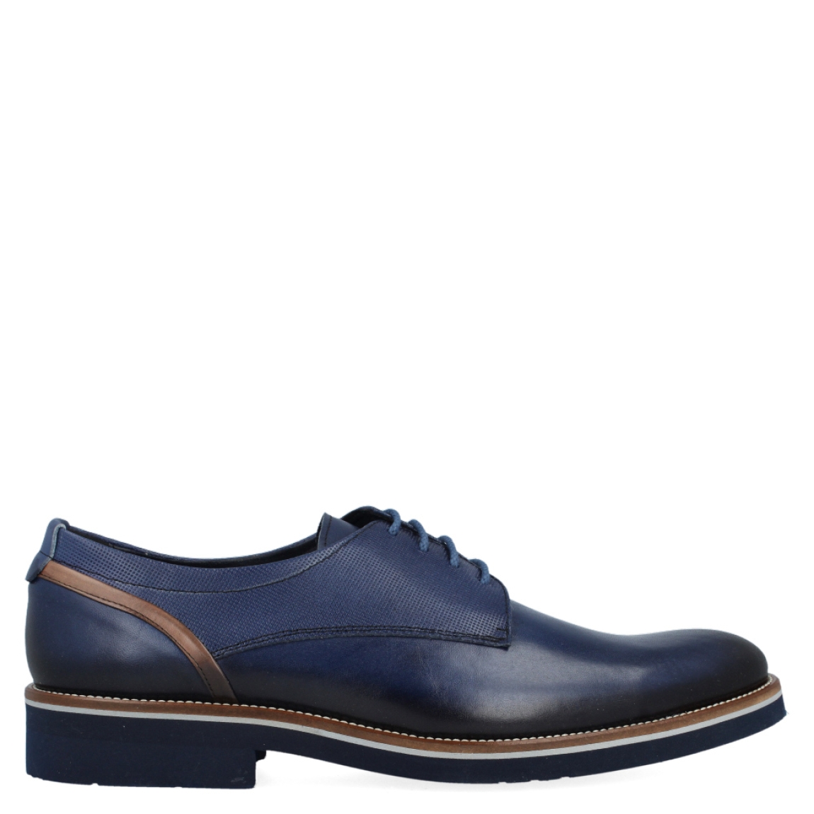 Blucher clásico de la marca Keep Honest, modelo 0109. Exterior del bluchr de piel de color azul, con detalles de color marrón. Interior del blucher de piel de color azul. Cierre del zapato con cordones. Blucher con un tacón de 2,5 cm, incluyendo 1 cm de plataforma. Blucher con plantilla muy acolchada. El blucher de Keep Honest es un zapato de vestir ligero y muy cómodo.