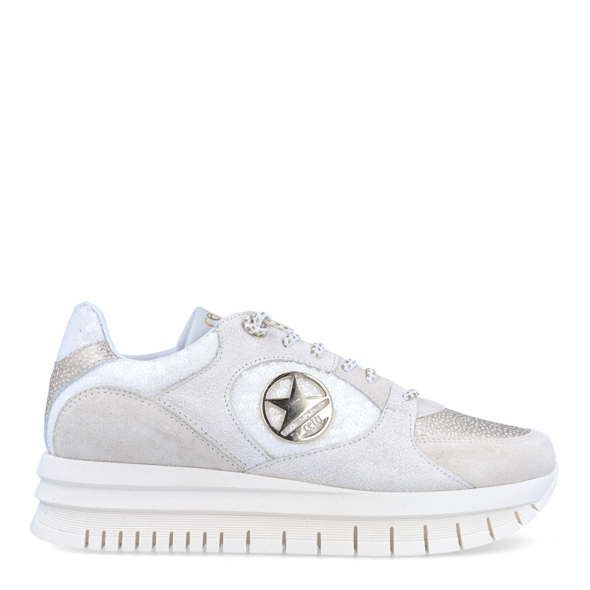 Deportivas de la marca Cetti, modelo 137. Exterior en ante color blanco con detalle en plateado brillante. Interior en piel color blanco. Cierre con cordones elásticos. Deportivas con suela de goma y cuña de 4cm de altura. Estas deportivas Cetti 137 son unas clásicas, ideales en comodidad y estilo!