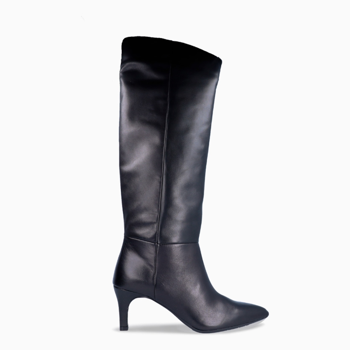 Botas de la marca Itse, modelo LUZMI. Exterior elaborado en piel color negro con punta lápiza. Cierre con cremallera y tacón fino de 5cm. Estas botas Itse LUZMI son un complemento ideal para estlizar tus looks de temporada!