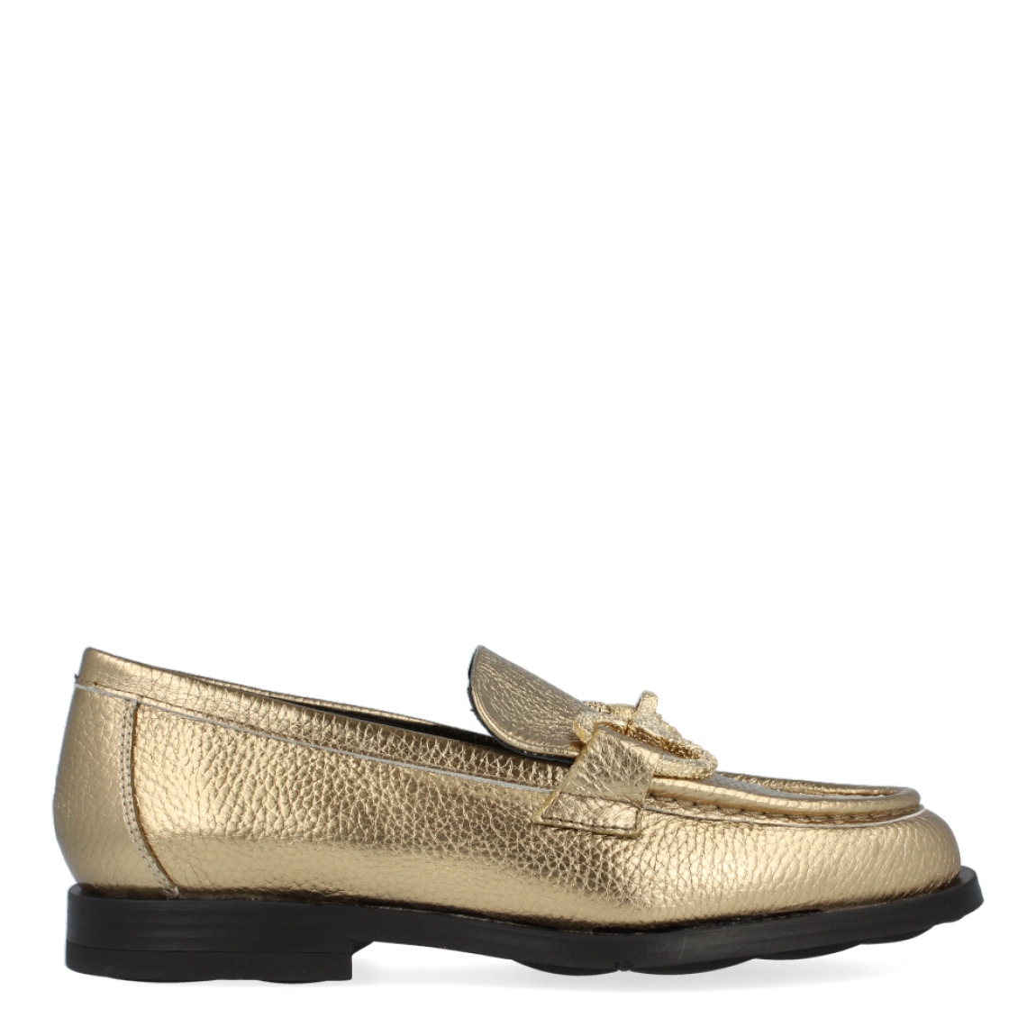Mocasín dorado de la marca Munné, modelo Indira. Exterior del mocasín de piel metalizada de color dorado. Detalle de cadena dorada en la pala. Interior del mocasín de piel de color negro. Mocasín plano con plantilla acolchada para garantizar el máximo confort posible. Suela de goma con tacón bajo de 2 cm de altura. El mocasín de Munné, modelo Indira, es un mocasín clásico y cómodo, con un toque moderno debido a la cadena de adorno. Es el must-have de esta temporada, ya que queda bien con cualquier estilo y ocasión.