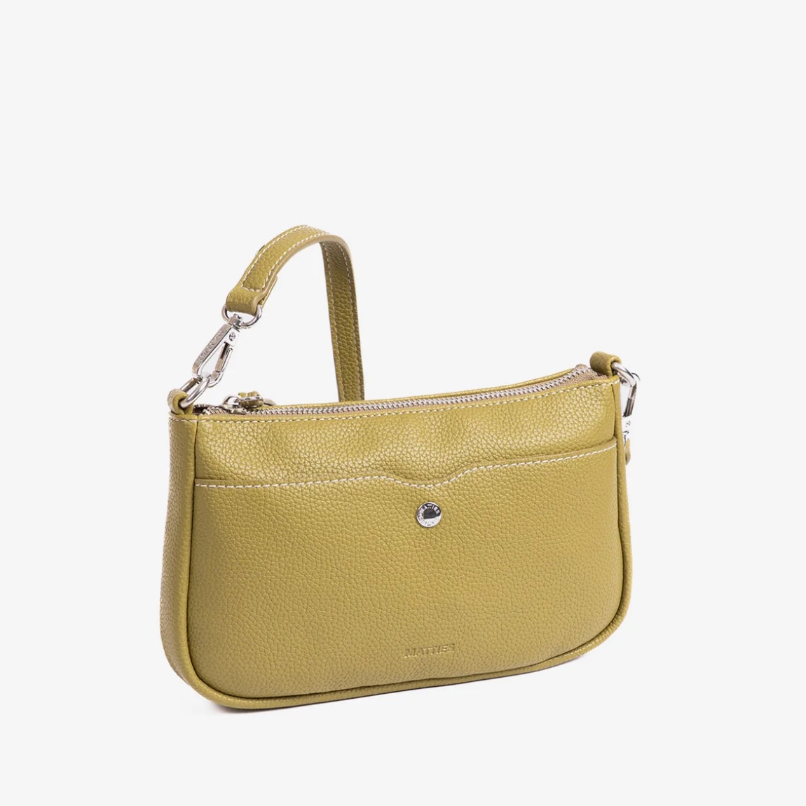 Bolso de la marca Matias Salva, modelo MAYE. Bolso elaborado en polipiel de alta calidad color verde, con un acabado fiel a la piel natural. Tamaño pequeño, ideal para llevar tus imprescindibles. Bandolera ajustable en altura. Interior forrado en textil suave al tacto. Bolsillos estratégicamente ubicados para llevarlo todo organizado. Bolso Matias Salva MAYE, ideal para tu dia a día! Medidas: 23x13.5x03 cm.
