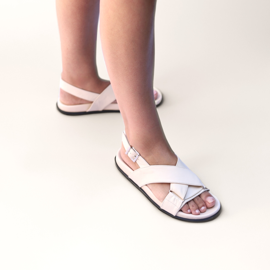 Sandalias de la marca Itse, modelo LENA 22. Sandalias elaboradas en piel color beig con detalles en tiras cruzadas en la pala. Cierre de las sandalias con hebilla en el tobillo y plataforma plana de goma. Estas sandalias Itse LENA 22 son el complemento que dará personalidad y comodidad a tus looks de temporada.