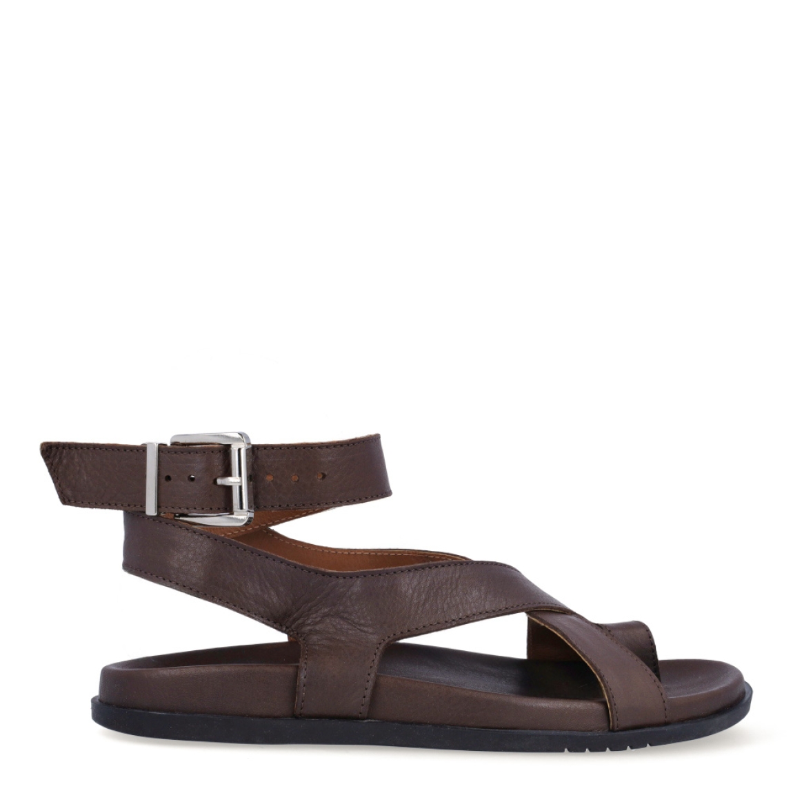 Sandalias de la marca Itse, modelo LENA 26. Sandalias elaboradas en piel color marrón con tiras cruzadas en pala. Cierre de las sandalias con hebilla y plataforma plana de goma. Estas sandalias Itse LENA 26 son el complemento que dará personalidad y comodidad a tus looks de temporada.