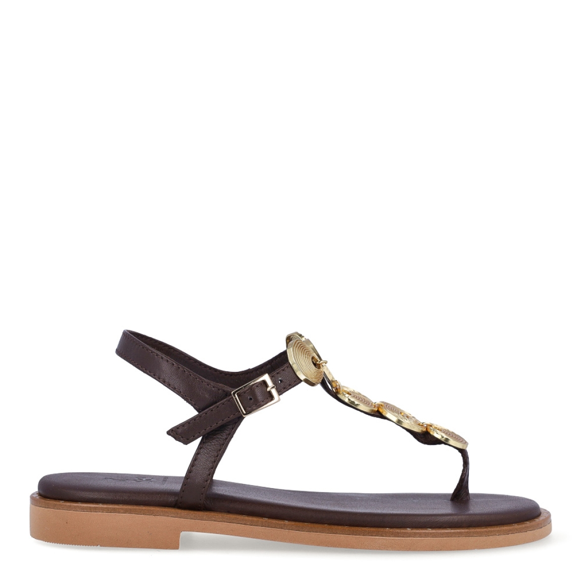 Sandalias de la marca Itse, modelo TOSCANA. Sandalias elaboradas en piel color marrón con detalles de adornos metálicos dorados en formas circulares en la pala. Cierre de las sandalias con hebilla en el tobillo y plataforma plana con detalle de tachuelas doradas. Estas sandalias Itse TOSCANA son el complemento que dará personalidad y comodidad a tus looks de temporada.