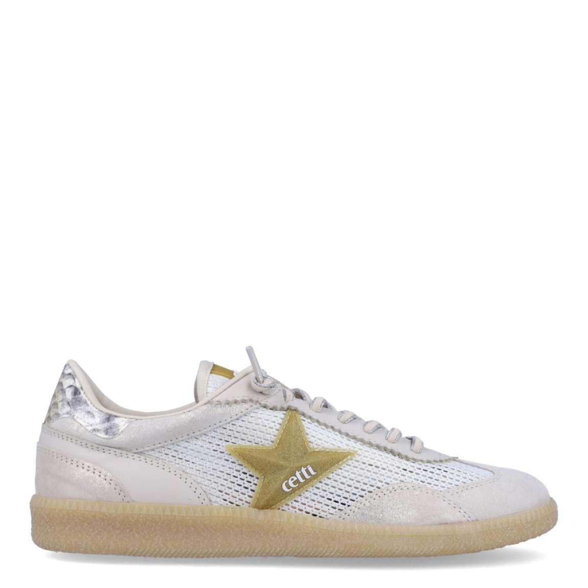 Deportiva clásica transpirable de la marca Cetti, modelo 138. Exterior de la deportiva en ante color beig detalle en rejilla. Interior de la deportiva de piel de color beig. Deportiva con cierre con cordones elásticos. Deportiva con suela plana de goma. Plantilla muy cómoda, acolchada para garantizar la máxima comodidad. La deportiva 138 de Cetti es una deportiva clásica, cómoda, básica y perfecta para ir cómodo cada día.