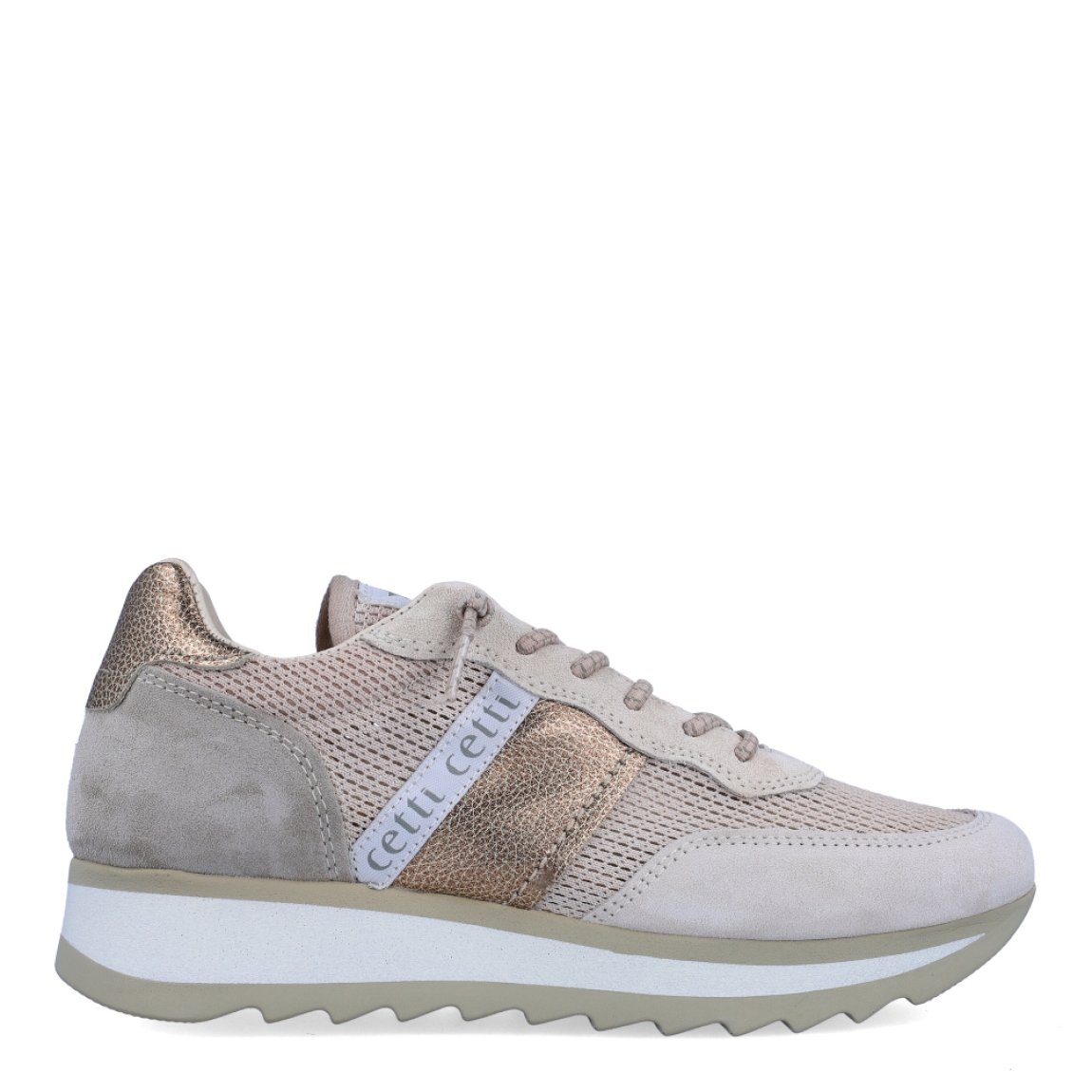 Deportivas de la marca Cetti, modelo 849. Exterior de las deportivas en tela color beig estilo rejilla con detalle en ante. Interior de las deportivas en piel color beig. Cierre de las deportivas Cetti con cordones elásticos. Deportivas con cuña de 3cm de altura. Estas deportivas Cetti 849 son unas clásicas, con estilo y comodidad que no pueden faltar en tu armario.