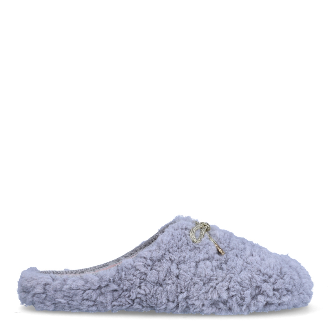 Zapatilla de estar por casa de la marca Macarena, modelo Anais 206. Exterior en lana de color gris con detalle de lazo en la pala. Interior en pelo de color nude. Altura de la suela 1 cm. Plantilla extraíble de poliuretano. Ideales para ir perfectay cómoda en casa. No pueden faltar un tu armario!