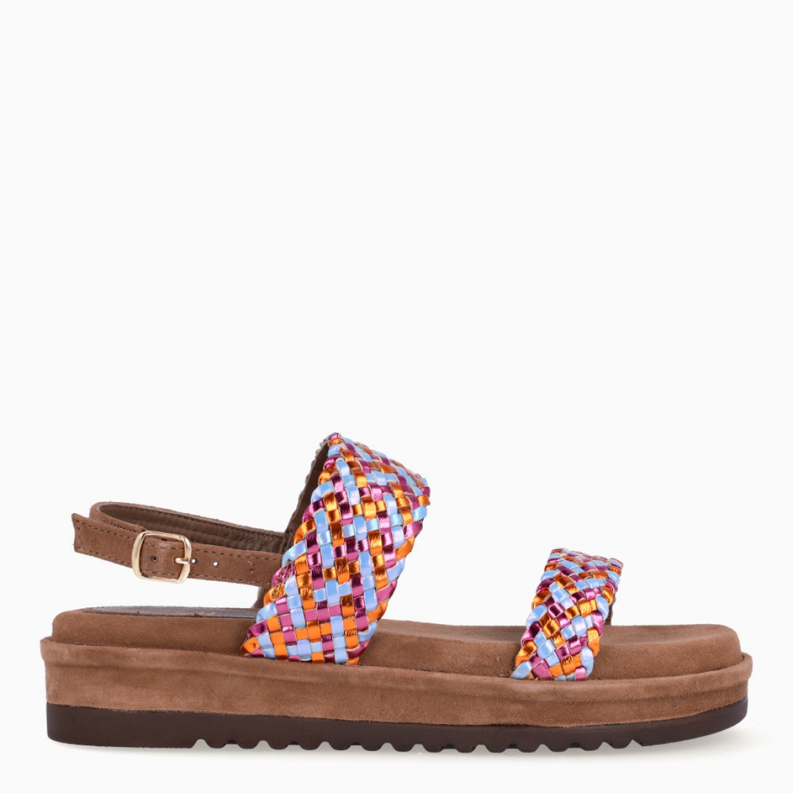 Sandalias de la marca Itse, modelo ESTER. Exterior elaboradas en piel trenzada multicolor con tiras en pala. Interior en ante color marrón. Cierre de las sandalias Itse con hebilla en el tobillo y plataforma de 4cm de altura. Estas sandalias Itse ESTER son ideales para esta temporada, te darán comodidad, ligereza en tu día a día!