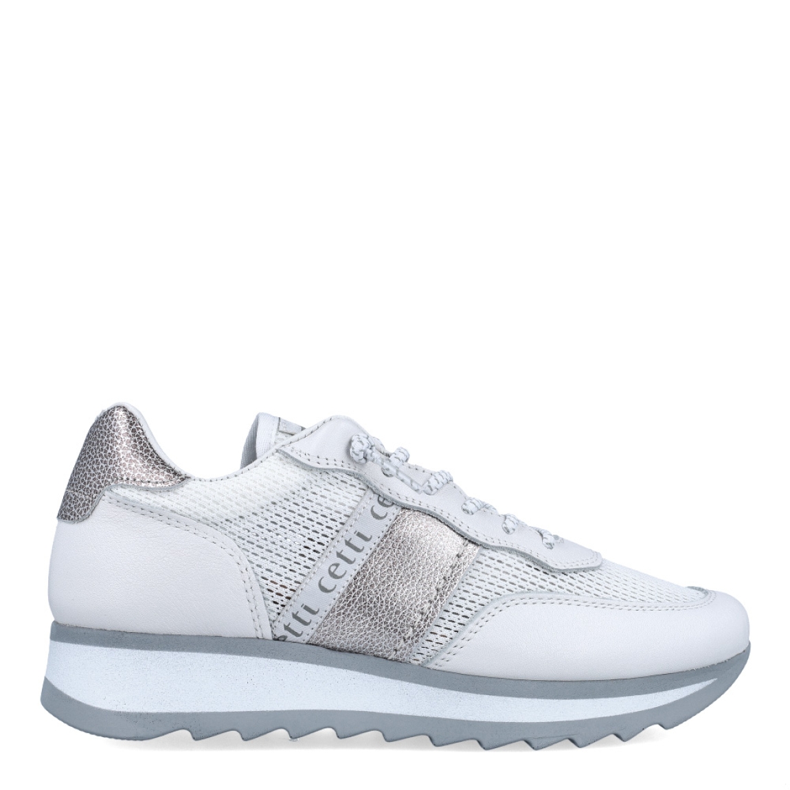 Deportivas de la marca Cetti, modelo 849. Exterior de las deportivas en tela color blanco estilo rejilla con detalle en ante. Interior de las deportivas en piel color blanco. Cierre de las deportivas Cetti con cordones elásticos. Deportivas con cuña de 3cm de altura. Estas deportivas Cetti 849 son unas clásicas, con estilo y comodidad que no pueden faltar en tu armario.