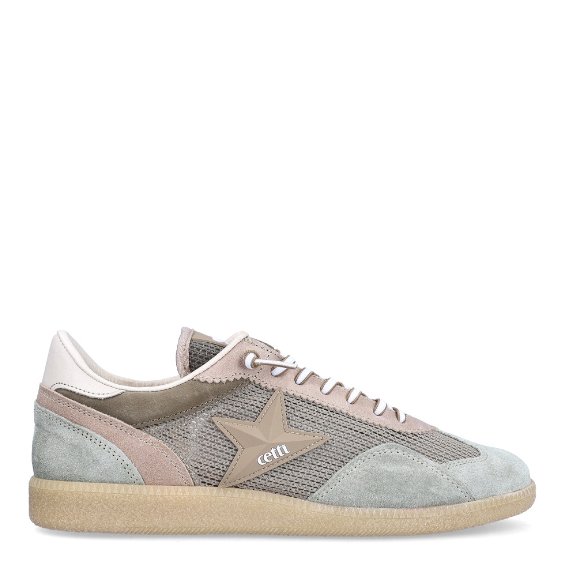 Deportiva clásica transpirable de la marca Cetti, modelo 138. Exterior de la deportiva en ante color verde con detalle en rejilla. Interior de la deportiva de piel de color beig. Deportiva con cierre con cordones elásticos. Deportiva con suela plana de goma. Plantilla muy cómoda, acolchada para garantizar la máxima comodidad. La deportiva 138 de Cetti es una deportiva clásica, cómoda, básica y perfecta para ir cómodo cada día.