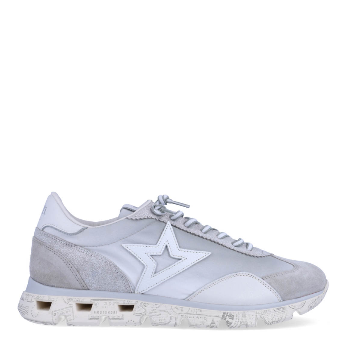 Deprotiva clásica de la marca Cetti, modelo 1259. Exterior de la deportiva de naylon de color gris y tela color blanco. Interior de la deportiva en piel de color blanco. Cierre de la deportiva con cordones elásticos. Plantilla de piel acolchada para garantizar el máximo confort. Suela de goma de 2,5 cm de plataforma. La deportiva Cetti 1259 es una deportiva muy cómoda y perfecta para el día a día!