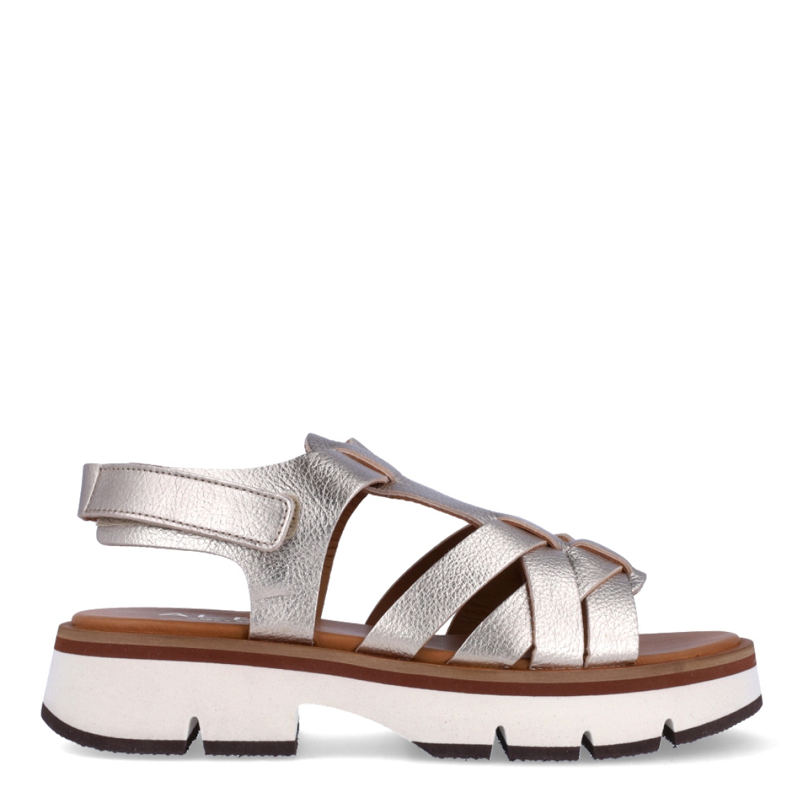 Sandalias de la marca Alpe, modelo CLAUD. Exterior en piel color platino con tiras cruzadas en pala. Interior en piel color cuero. Cierre de sandalias Alpe con velcro en tobillo. Sandalias con plataforma dentada de 3cm de altura. Estas sandalias Alpe CLAUD es un complemento ideal para tus looks de temporada!