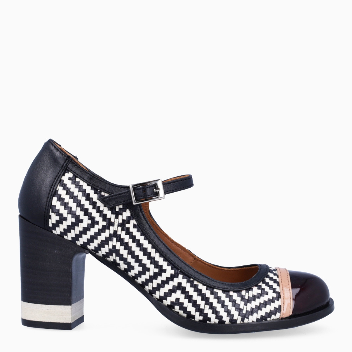 Merceditas de la marca Nemonic, modelo LORENS. Exterior en charol color multicolor con estampado y punta redonda. Interior en piel color cuero. Cierre con hebilla en la pala. Merceditas Nemonic con tacón de 7cm de altura. Merceditas Nemonic LORENS son ideales para estilizar y elevar tu look!