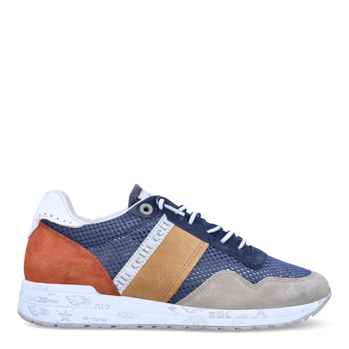 Deportiva clásica de la marca Cetti, modelo C-137. Exterior de la deportiva de tela con efecto rejilla color azul. Interior de la deportiva de piel de color blanco. Deportiva con cierre con cordones elásticos. Deportiva con suela de goma de 3 cm de cuña. Plantilla muy cómoda, acolchada para garantizar la máxima comodidad. La deportiva C-137 de Cetti es una deportiva, cómoda, básica y perfecta para ir cómodo cada día.